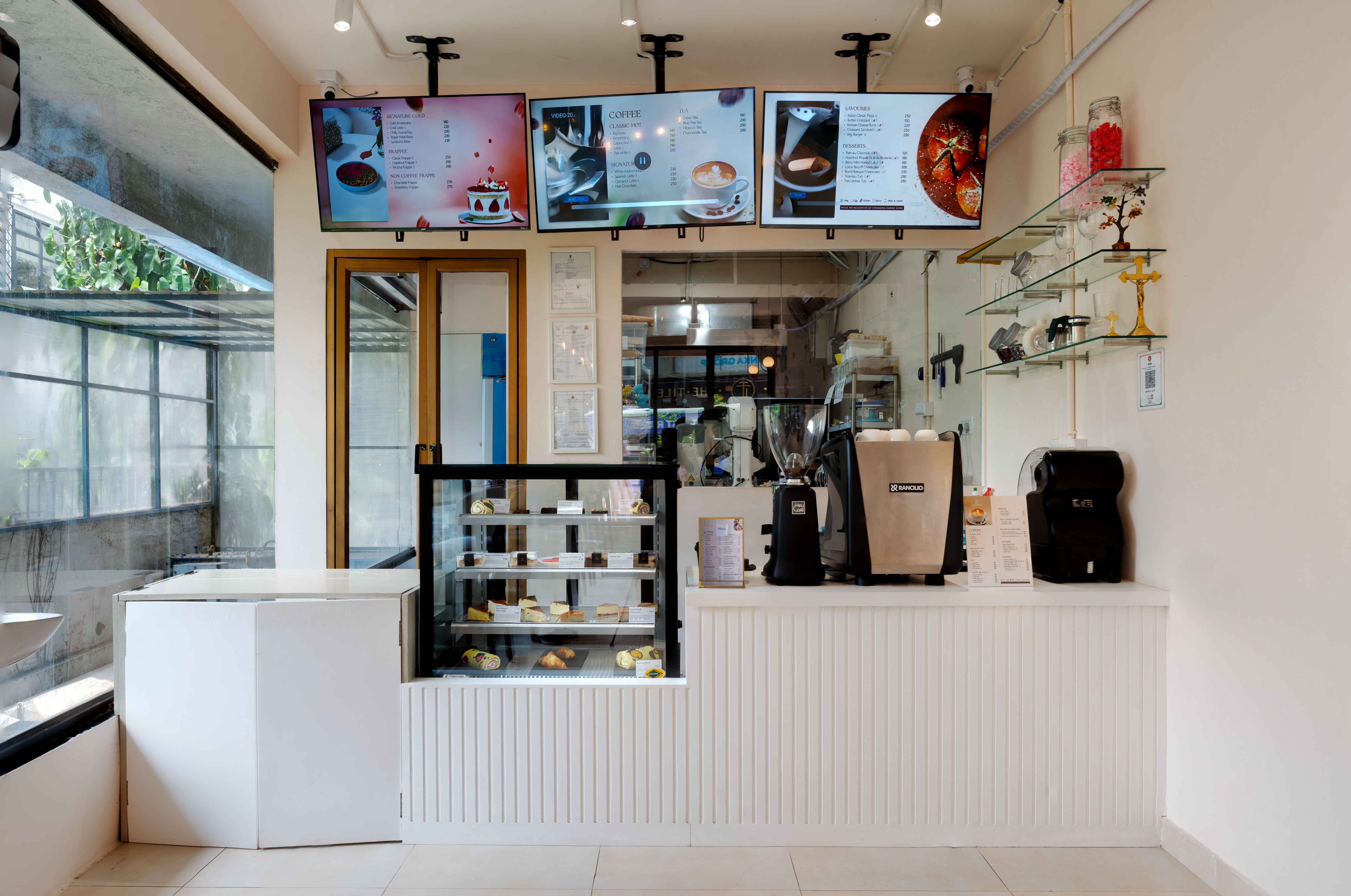 La Couronne cafe gallery 4